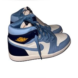 NWT Women’s Jordan 1 Retro High OG in Blue and White Size: 9